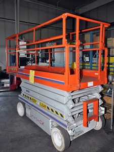 Skyjack scissor type extending platform aerial man lift