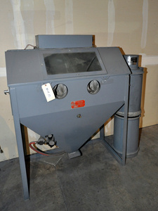 Trinco glove-in-cabinet blast machine