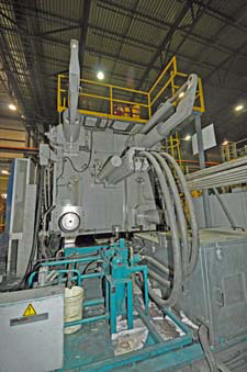 Picture of Buhler 1800 second hand HPDC aluminum cold chamber machine clamp end Picture of Buhler 1800 second hand HPDC aluminum cold chamber machine clamp end